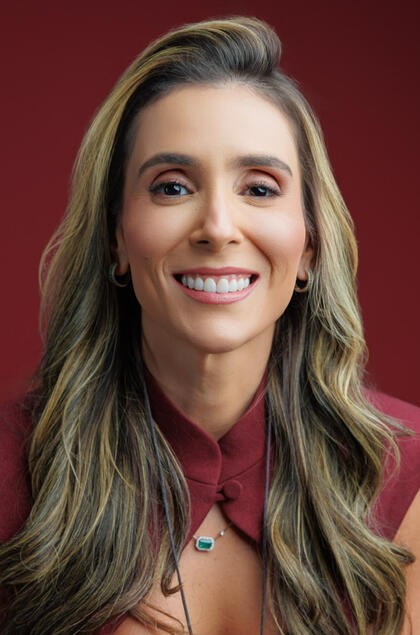 Dra. Heloísa Estrela, expressão de atenção e acolhimento